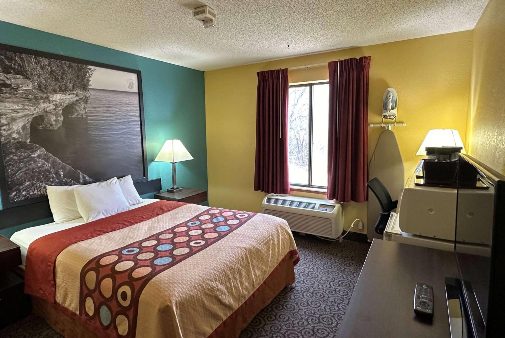 Super 8 By Wyndham Hotel